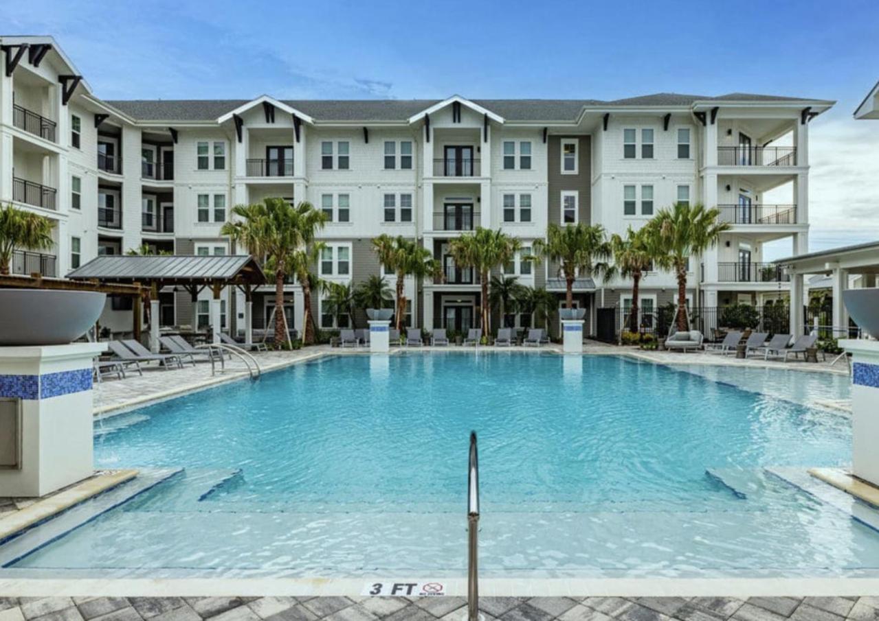 Sunny 2-Bed Oasis Pool And Gym In Apollo Beach Kültér fotó