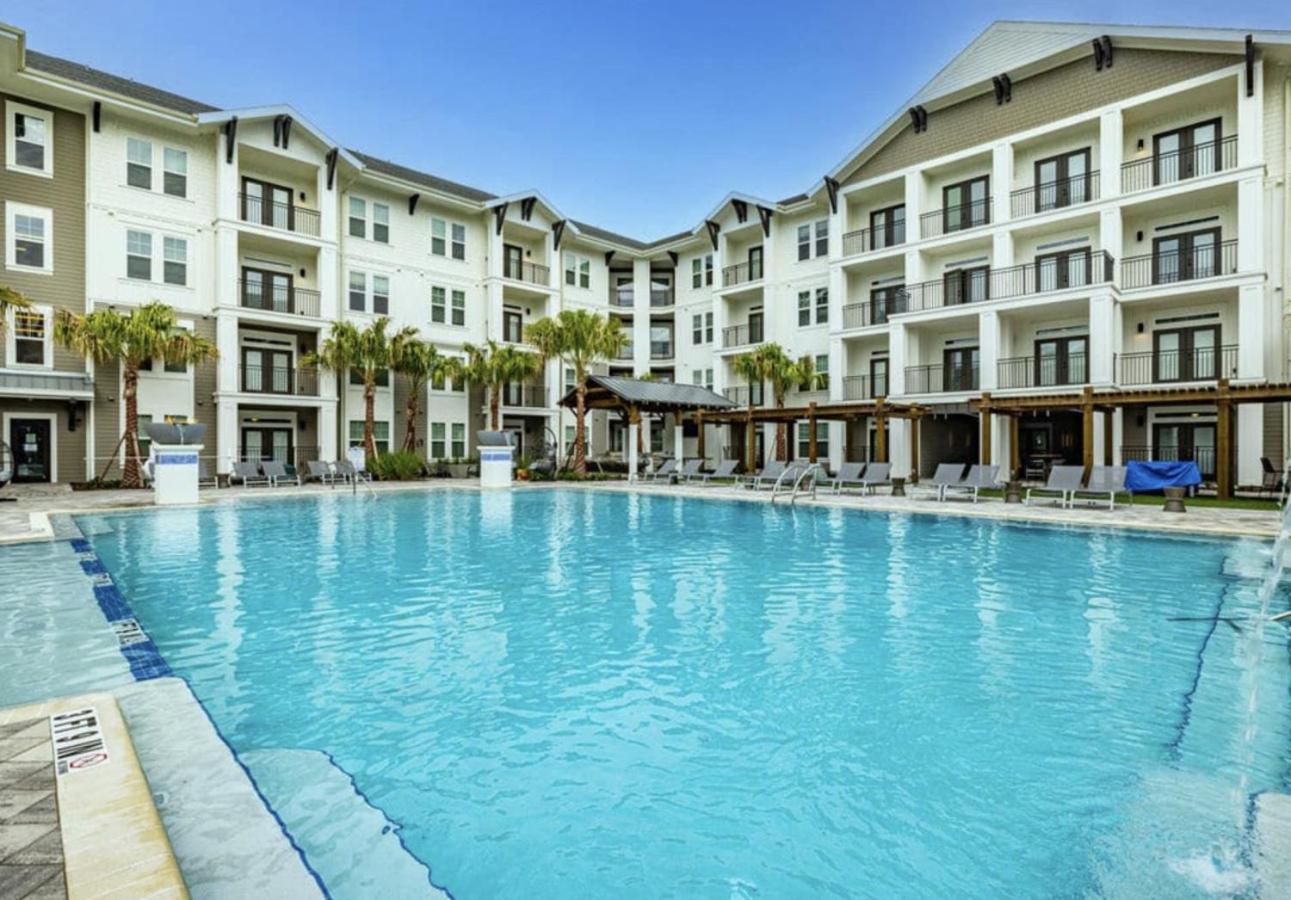 Sunny 2-Bed Oasis Pool And Gym In Apollo Beach Kültér fotó