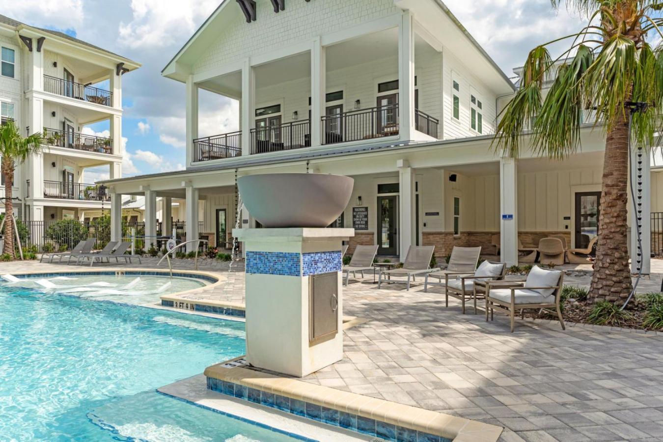 Sunny 2-Bed Oasis Pool And Gym In Apollo Beach Kültér fotó